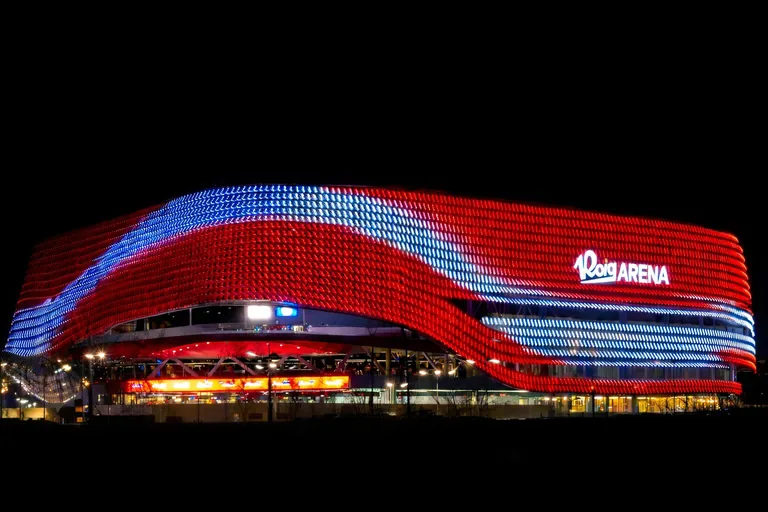 Roig Arena de Valencia iluminado de noche; PANTALLAX ejecutó muros pantalla, anclajes, fresado e instrumentación